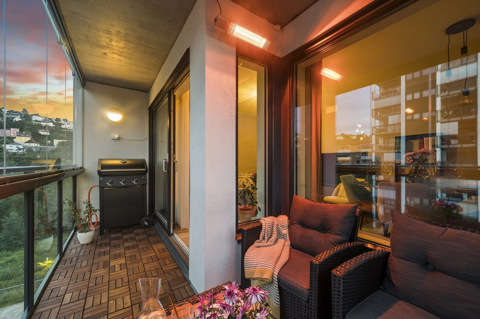 Varmelampen forlenger kveldene på balkongen på kalde dager Galleribilde