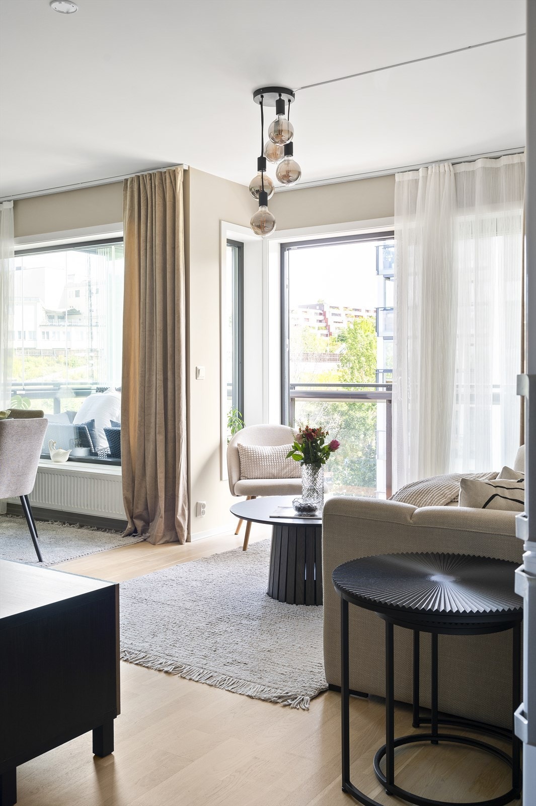 Boligen har en gjennomgående lun og behagelig fargepalett med gulvlister i samme farge som vegger for en flott "finish" Galleribilde