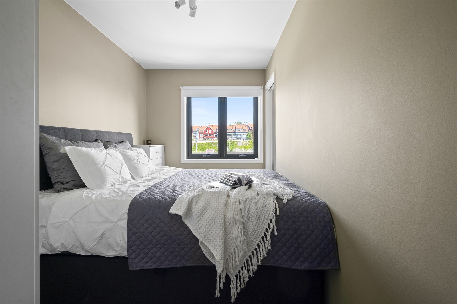 Boligens soverom er av god størrelse og har plass til både dobbeltseng, garderobe og kontorløsning Galleribilde