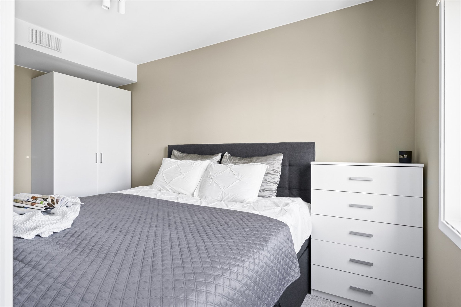 Veggflatene er malt i en lun tone og på gulvet er det lekker, slipt parkett Galleribilde