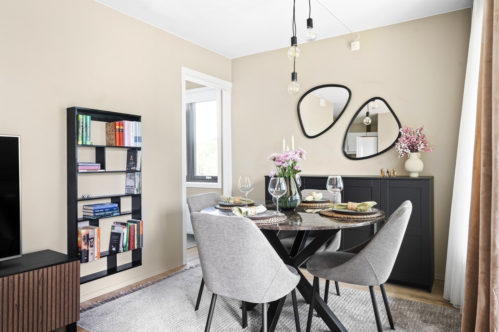 Flott spisestue som egner seg for flere gjester, både runde og firkantede bor passer Galleribilde