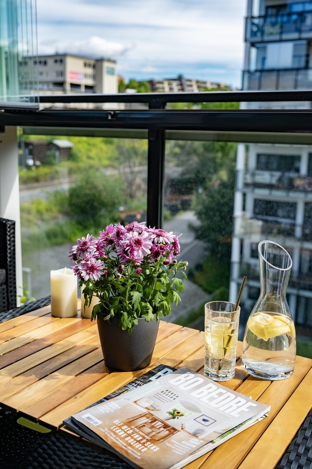 Belysning og dobbel stikkontakt er montert og på gulvet er det klikk-fliser i tre Galleribilde