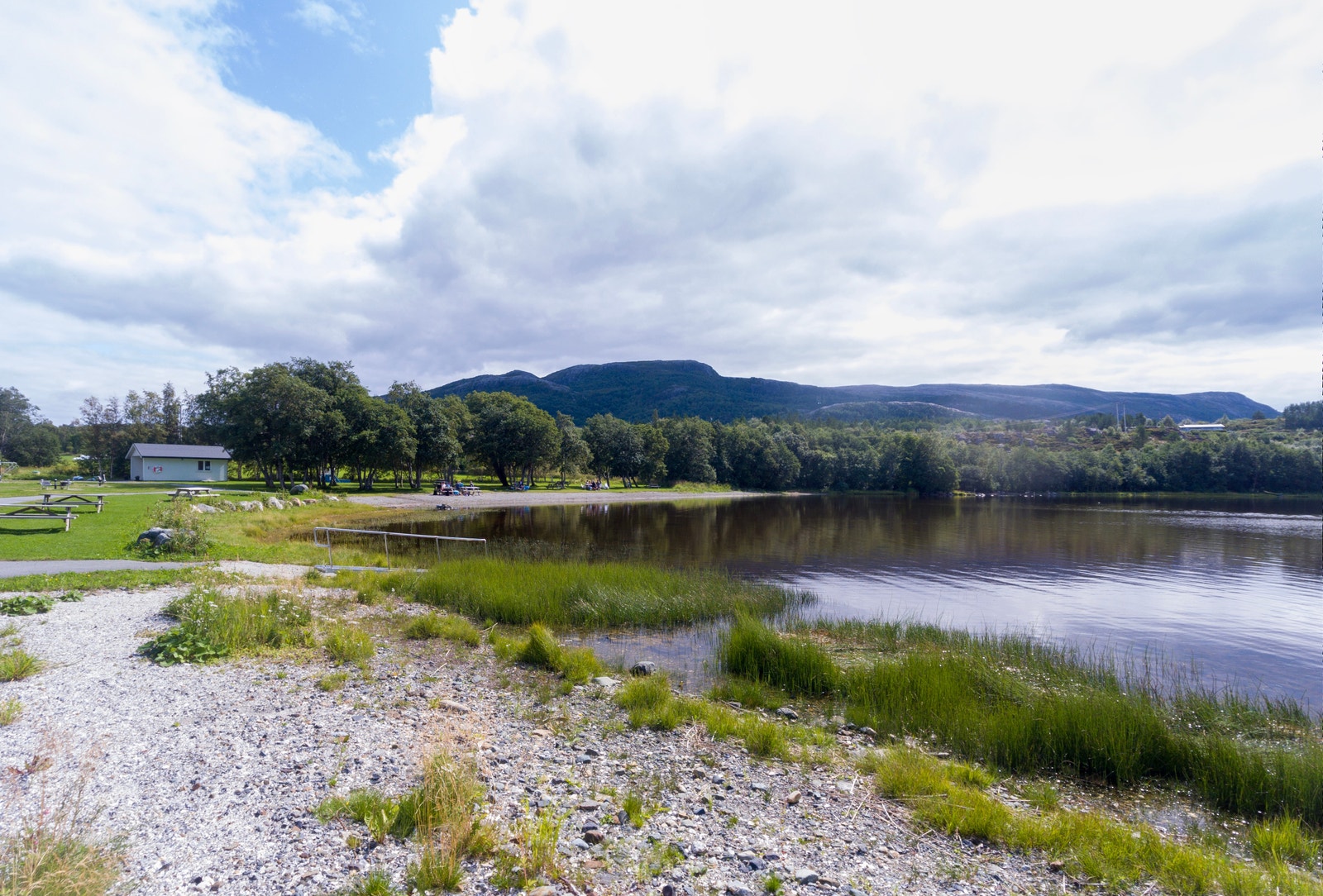 Storvatnet (ferskvann), kanskje det fineste badeområdet i Agdenes ligger noen minutters biltur unna Galleribilde