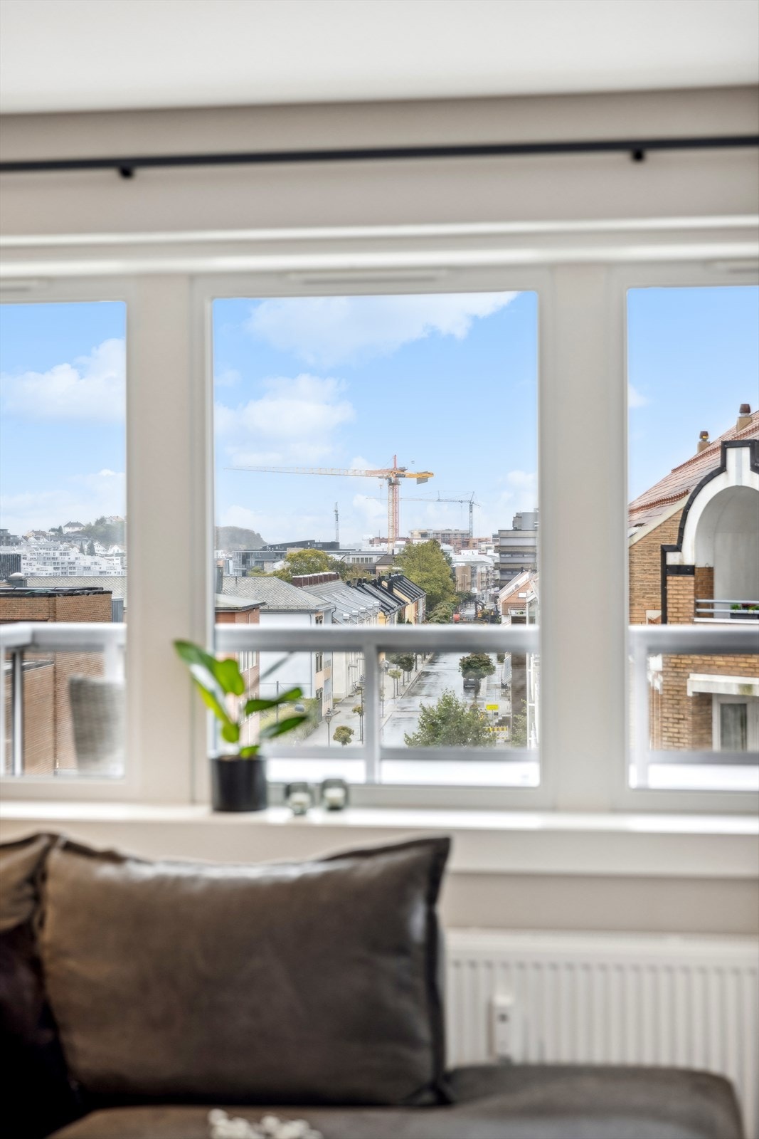 Fra stuen er det en hyggelig utsikt nedover Elvegata Galleribilde