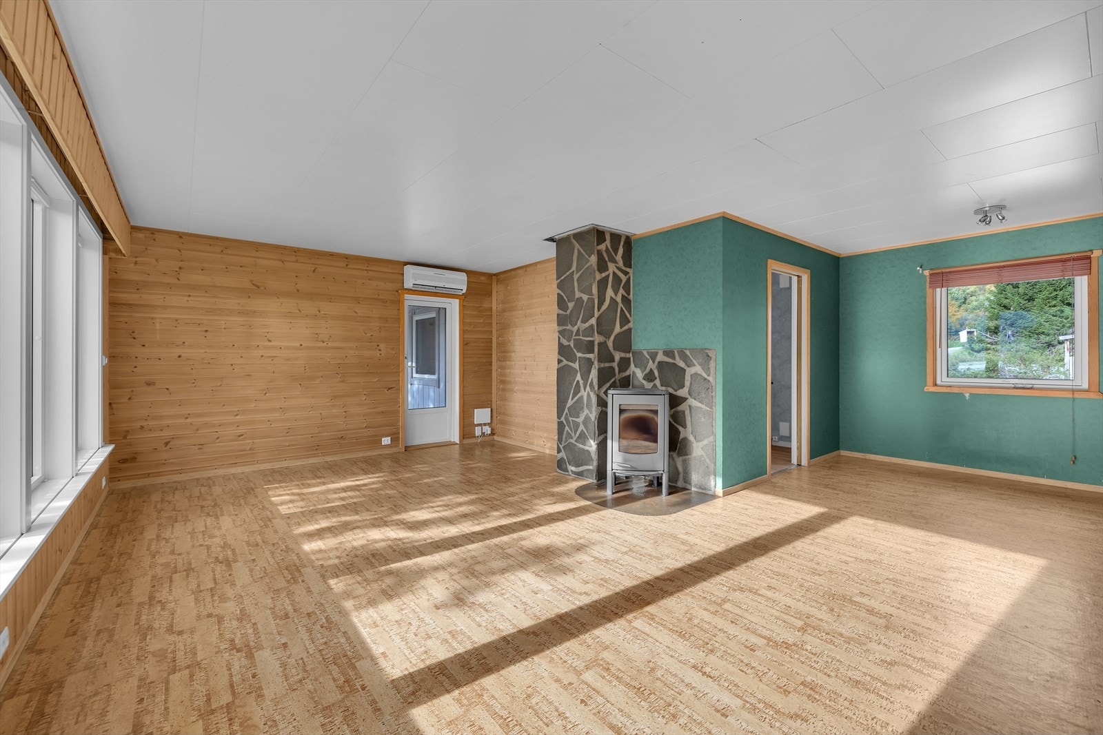 Stue med vedfyrt peis Galleribilde
