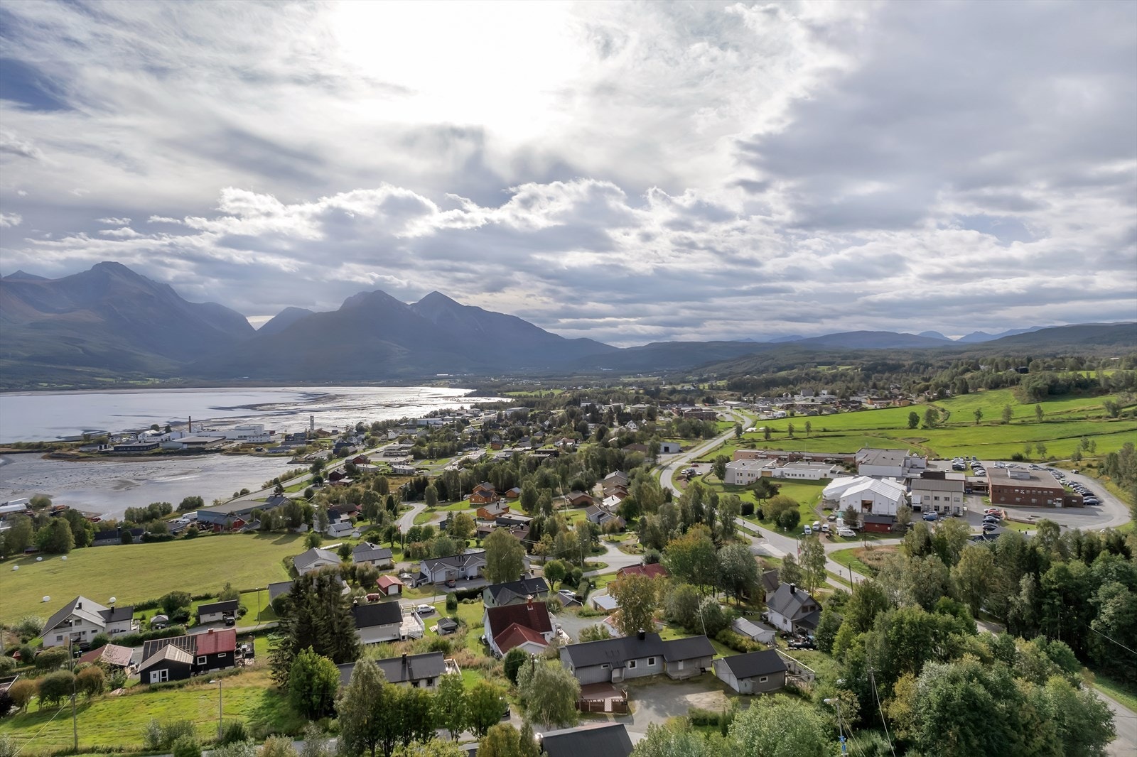 Kort veg til Storsteinnes sentrum Galleribilde