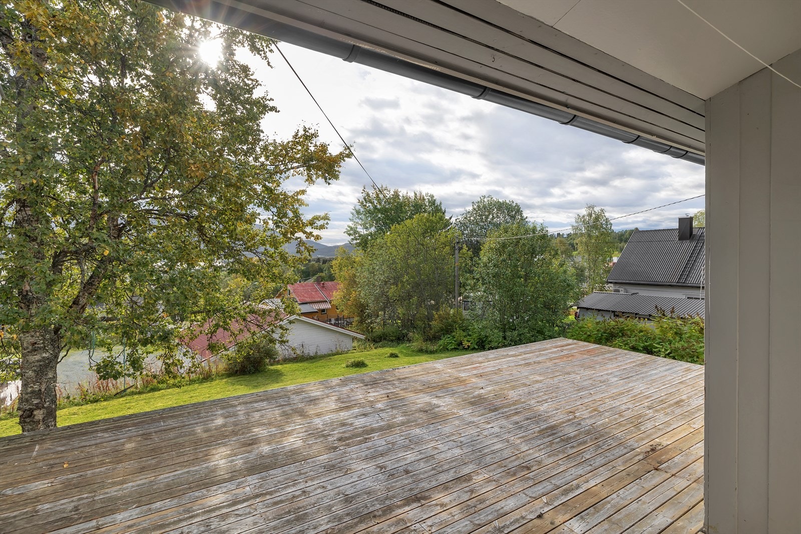 Stor veranda utenfor stue Galleribilde