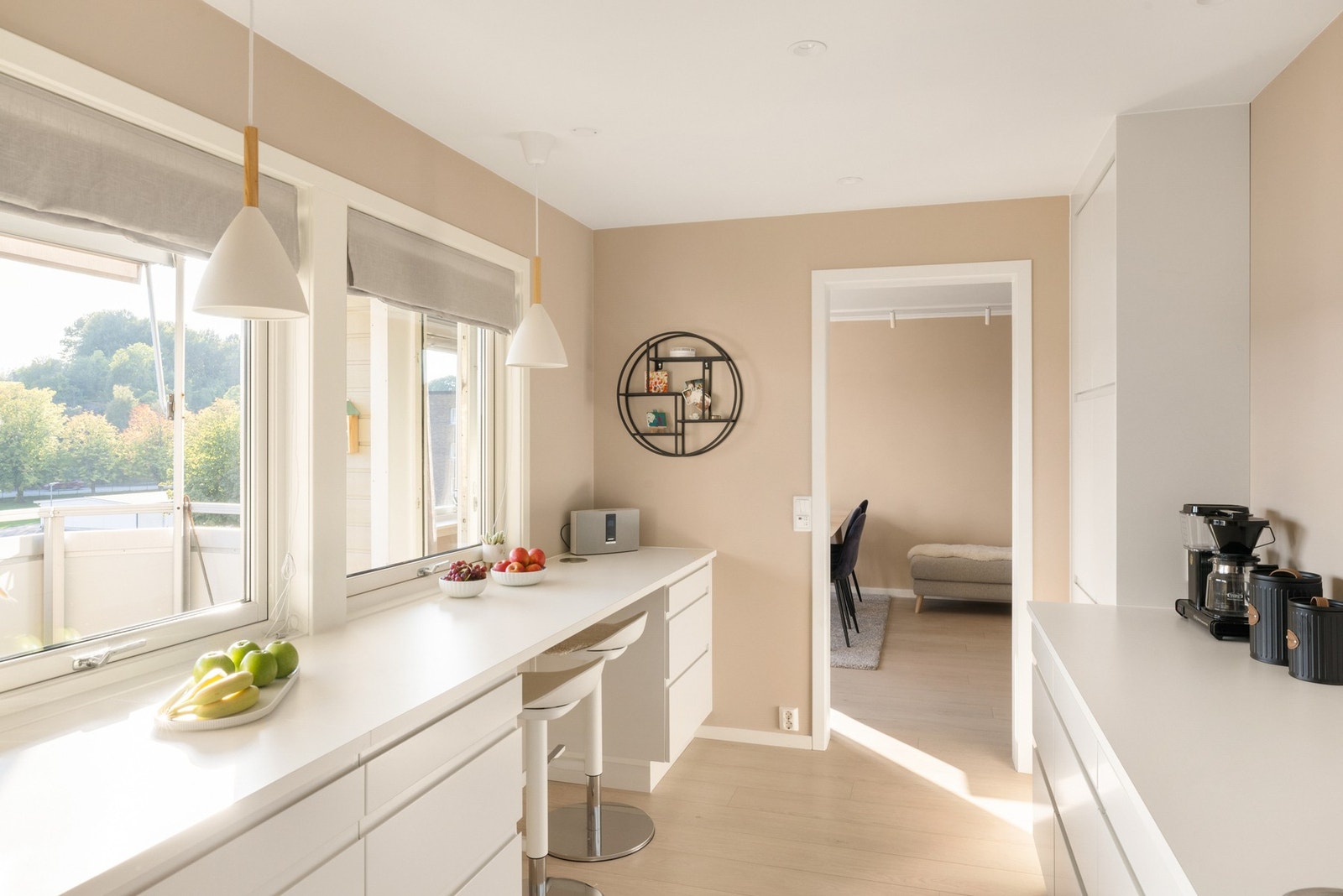 Kjøkkeninnredning fra HTH med barløsning. Galleribilde