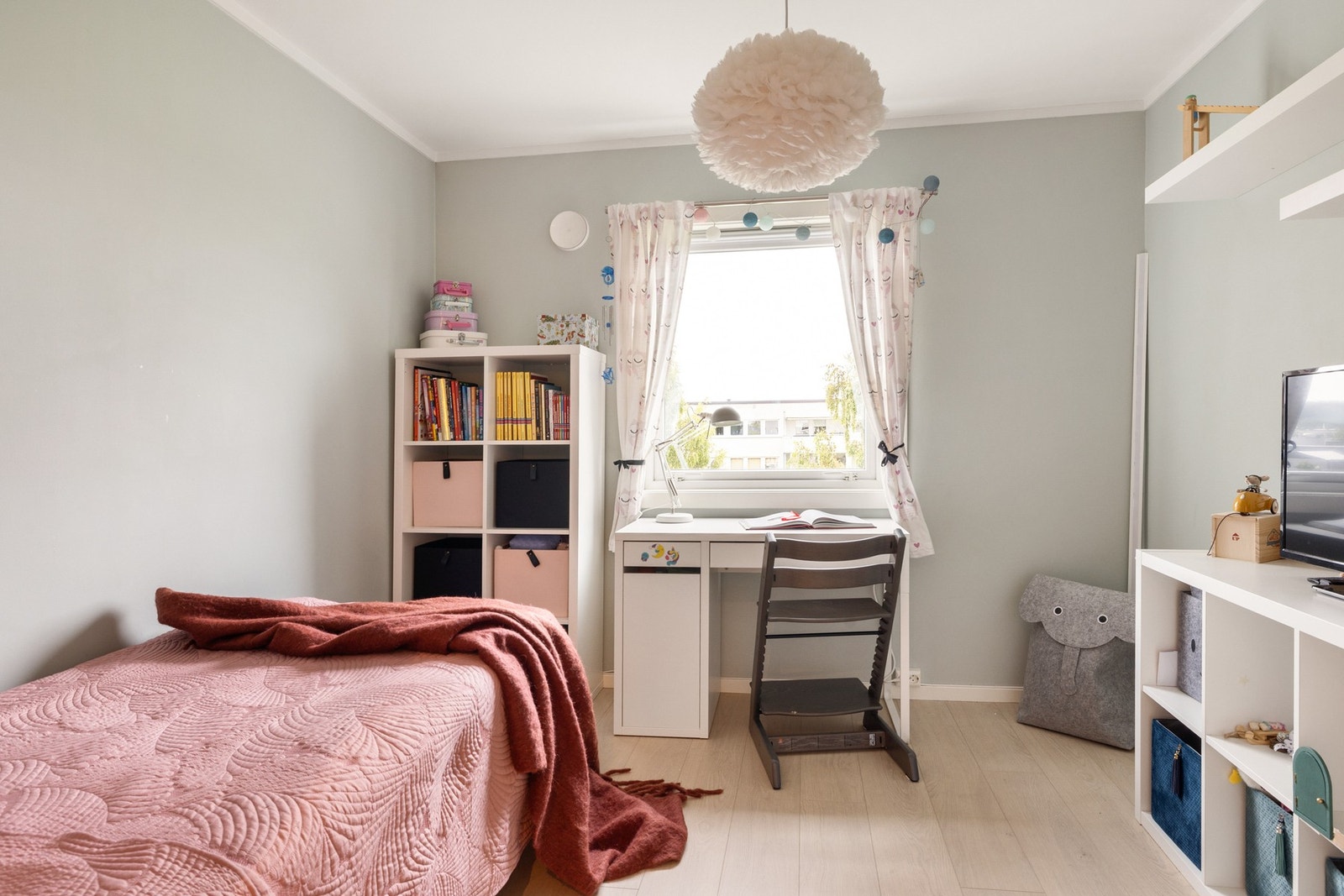 Soverom 2 er malt opp i behagelige farger. Legg merke til at alle rom har like nyere gulv Galleribilde