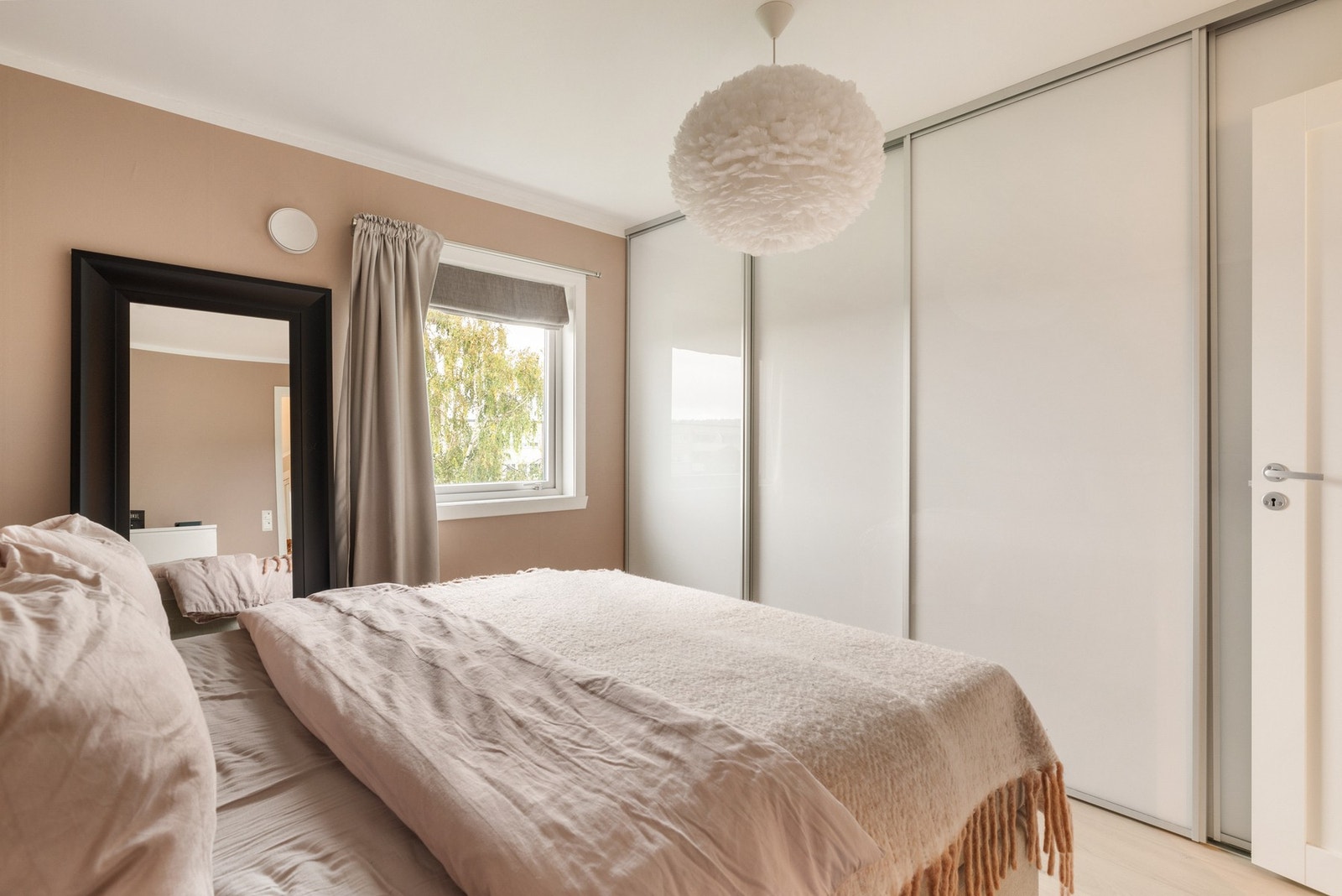 Hovedsoverommet har stor skyvedørsgarderobe. Galleribilde