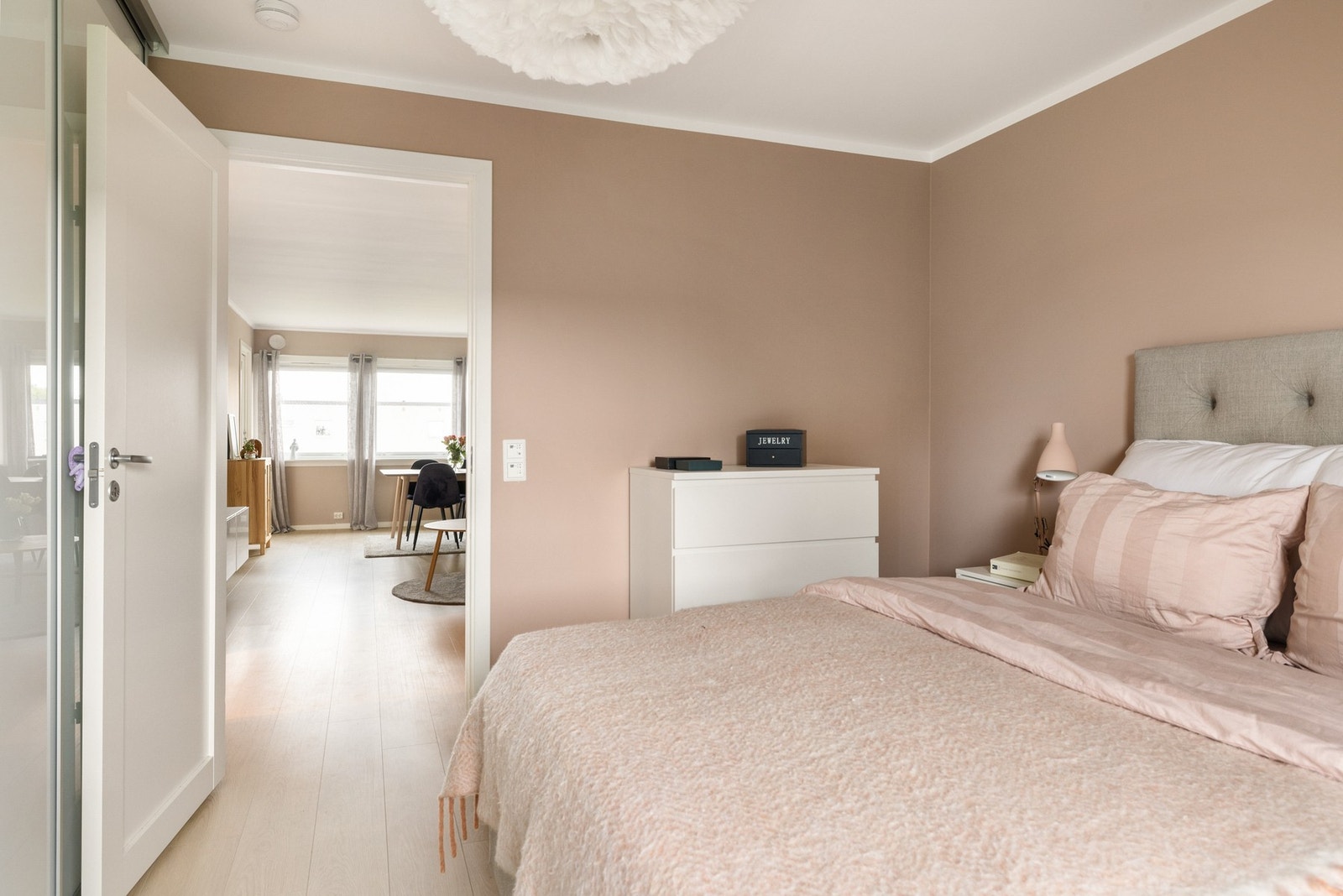 Hovedsoverommet har adkomst fra stue. Galleribilde