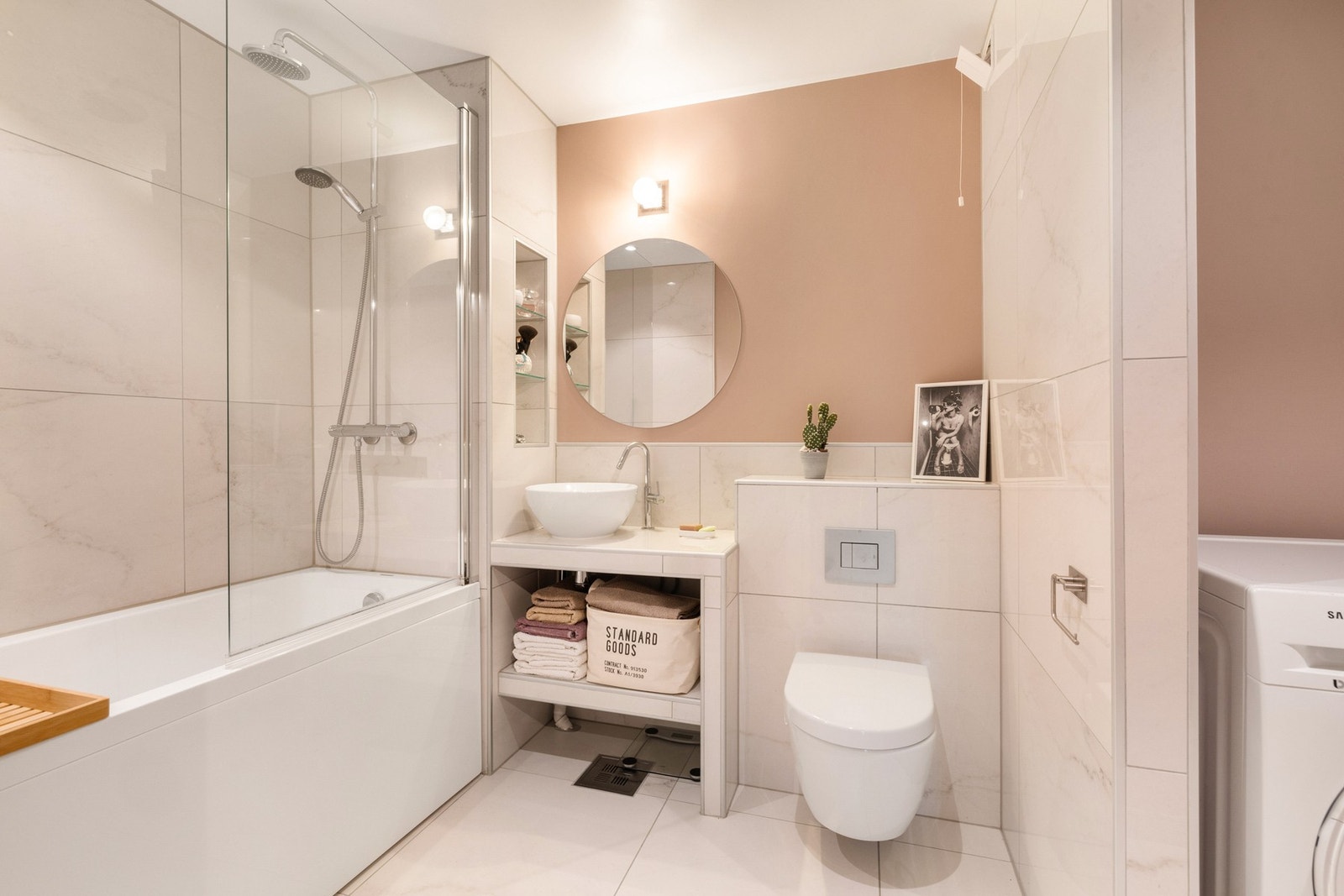 Delikat flislagt bad med varmekabler. Badekar, vegghengt toalett og servant. Galleribilde