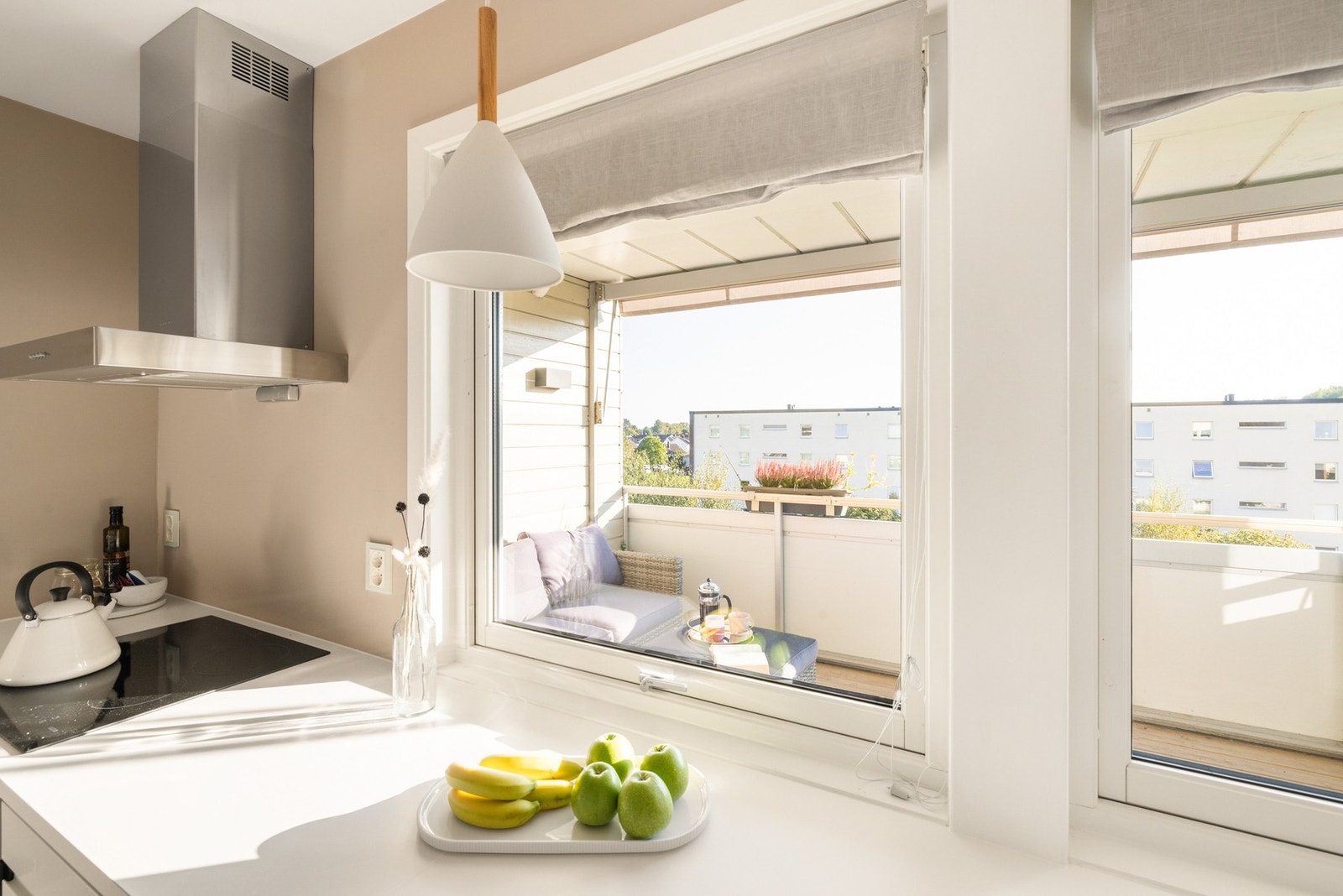 Kjøkkenet har godt med naturlig lysinnslipp. Galleribilde