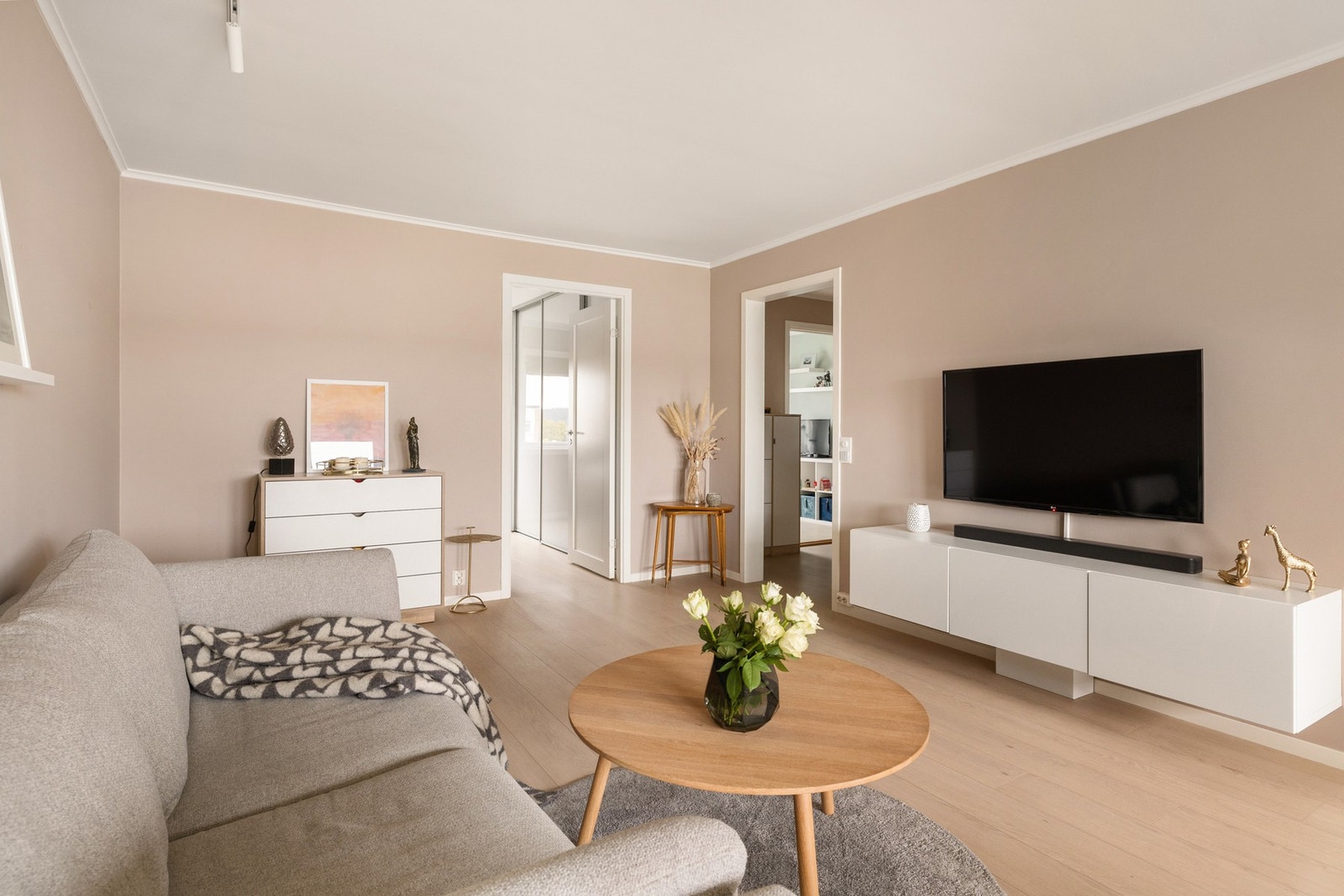 Leiligheten har slette overflater og nyere gulv med gulvvarme. Galleribilde