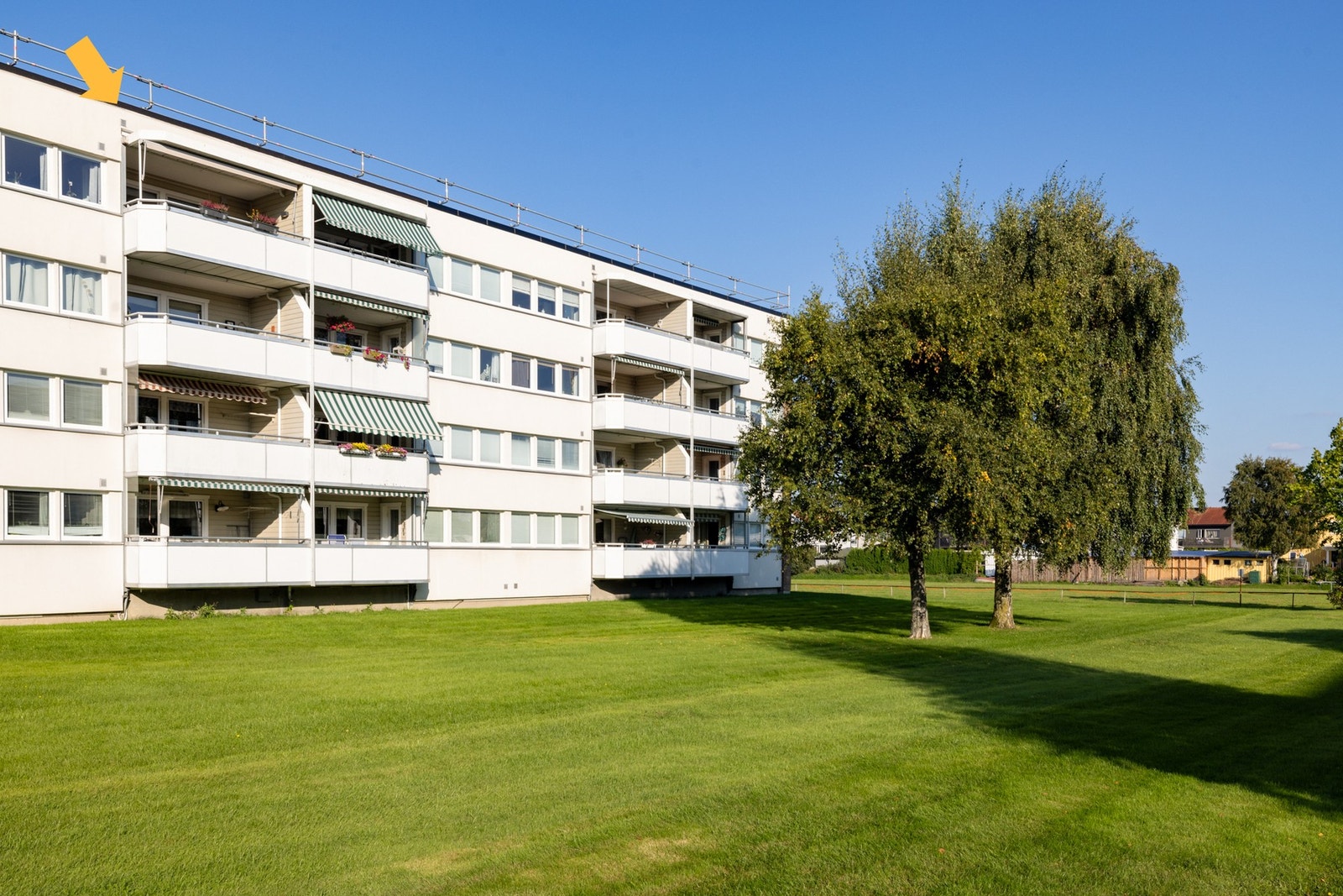 Leilighetens beliggenhet i 4 etg gir godt med naturlig lys, lite nabostøy, ingen gjenboere og fin utsikt over nærområdet. Galleribilde