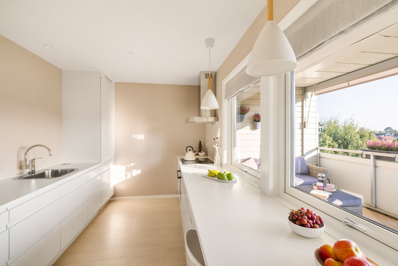 Kjøkkenet har godt med benkeplass og integrerte hvitevarer. Galleribilde