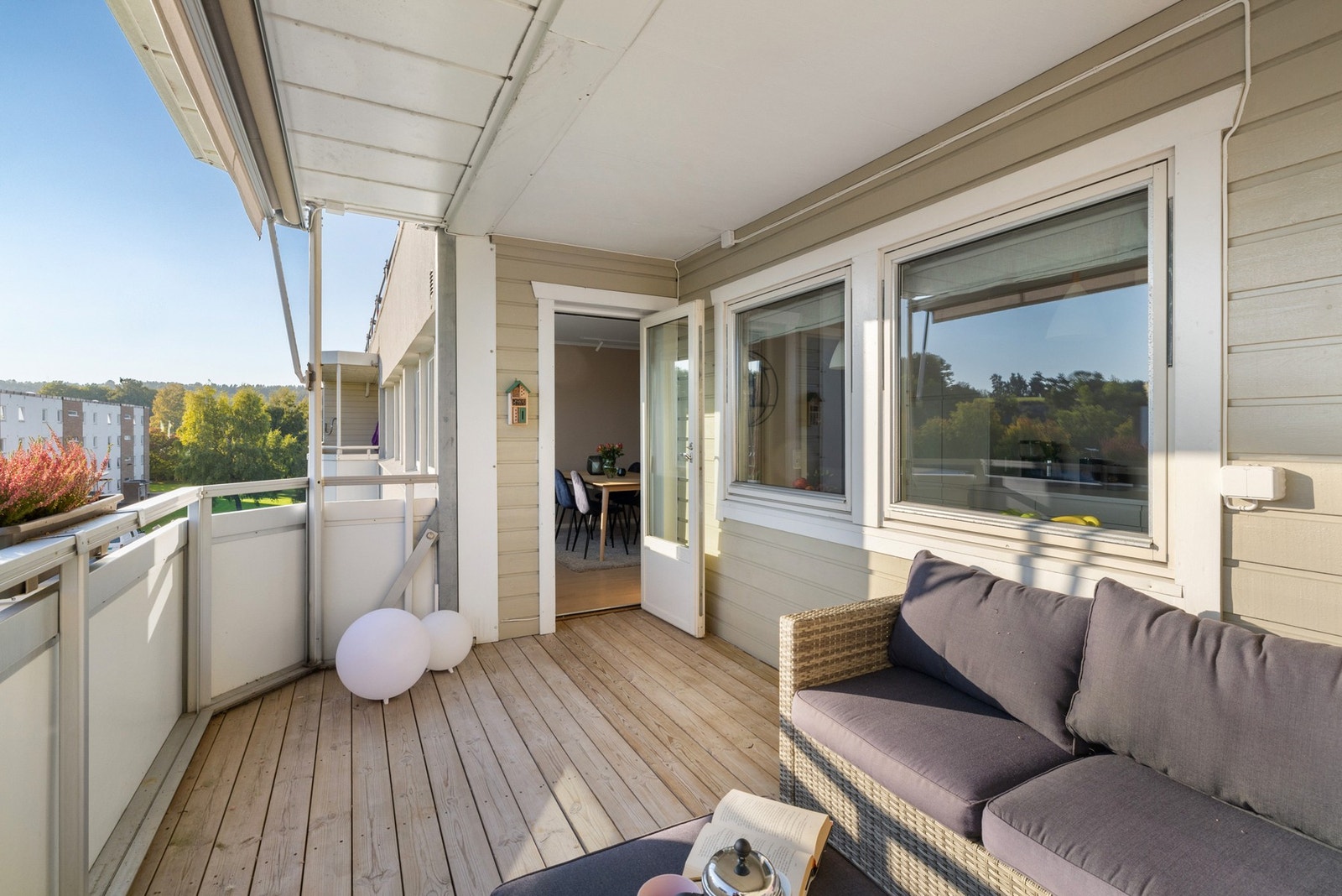 Balkongen har nytt gulv i 23 og el markise fra 24. Galleribilde