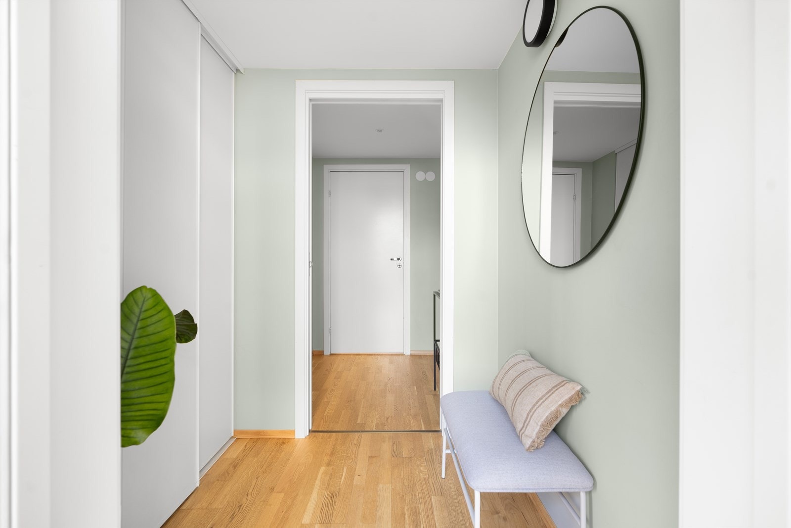 Boligen har en meget lys og innbydende entré, med plass til å henge fra seg yttertøy og sette fra seg sko. Det er montert en praktisk skyvedørsgarderobe i gangen. Galleribilde