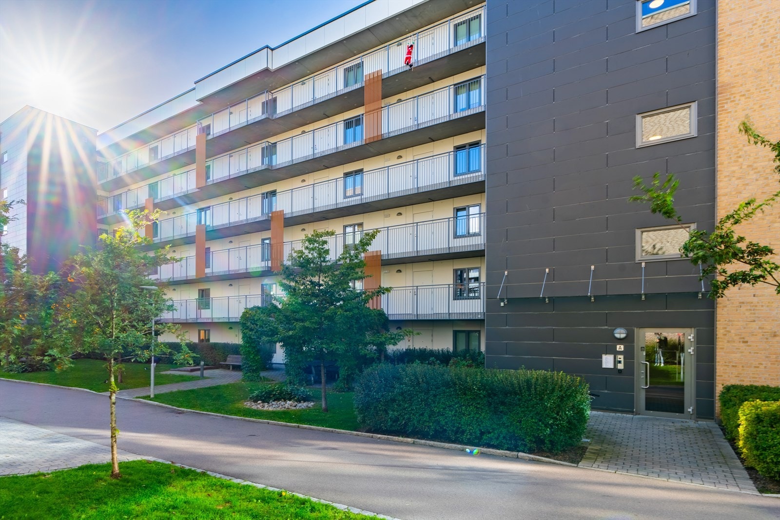 Innbydende inngangsparti fra bakkeplan. Leiligheten har adkomst via heis og trapp. Galleribilde