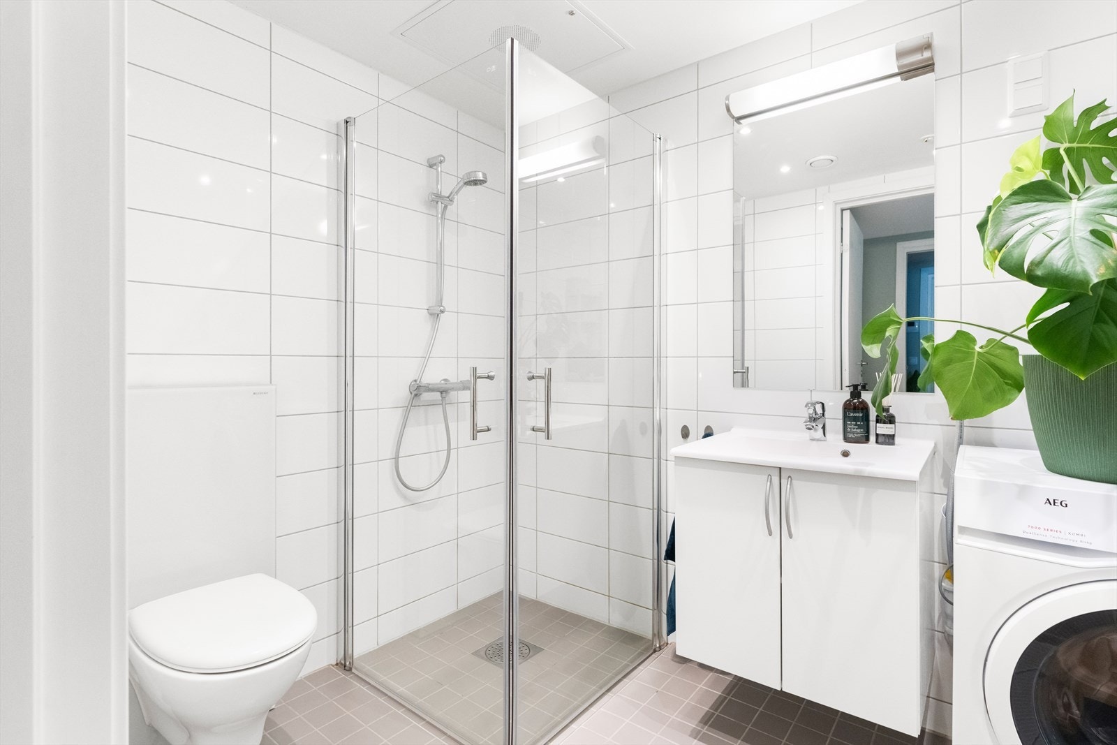 Badet er av typen prefabrikert modulbad, og er fra byggeår. Rommet har flislagte overflater og elektriske varmekabler. Galleribilde
