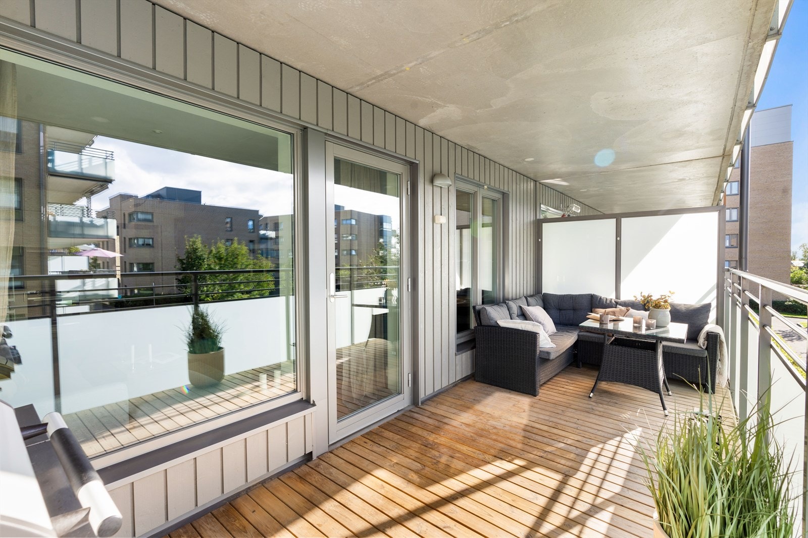 Uteplassen har plass til sittegruppe, samt gass-/elektrisk grill. Galleribilde