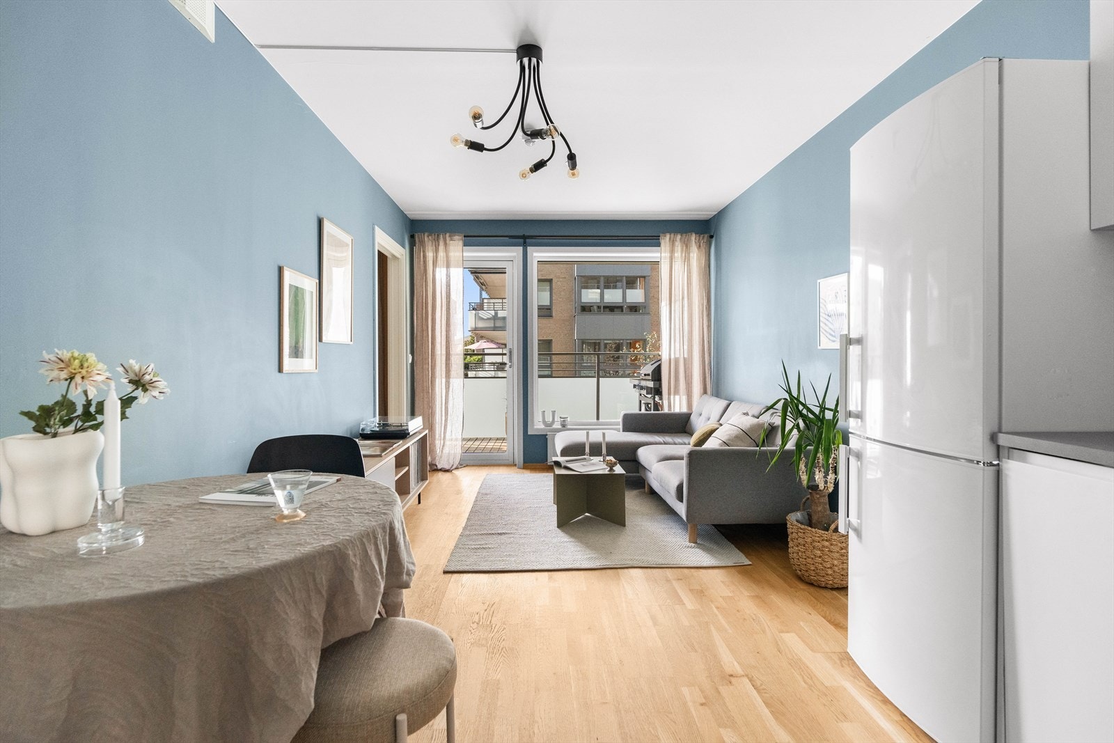 I stuen er det plass til sofa, tv-bord og spisegruppe. Galleribilde