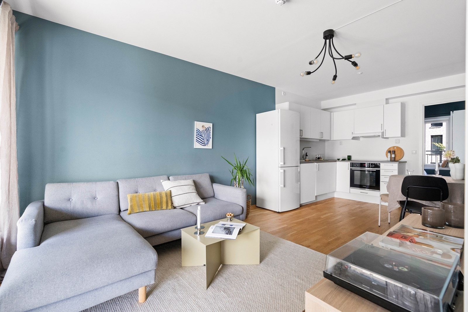 Leiligheten varmes opp via radiatorer, og fjernvarme er inkludert i felleskostnadene. Galleribilde