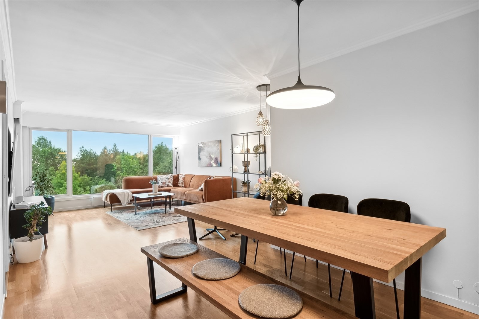 Romslig stue/spisestue med god plass til både salong- og spisestuemøbler. Galleribilde
