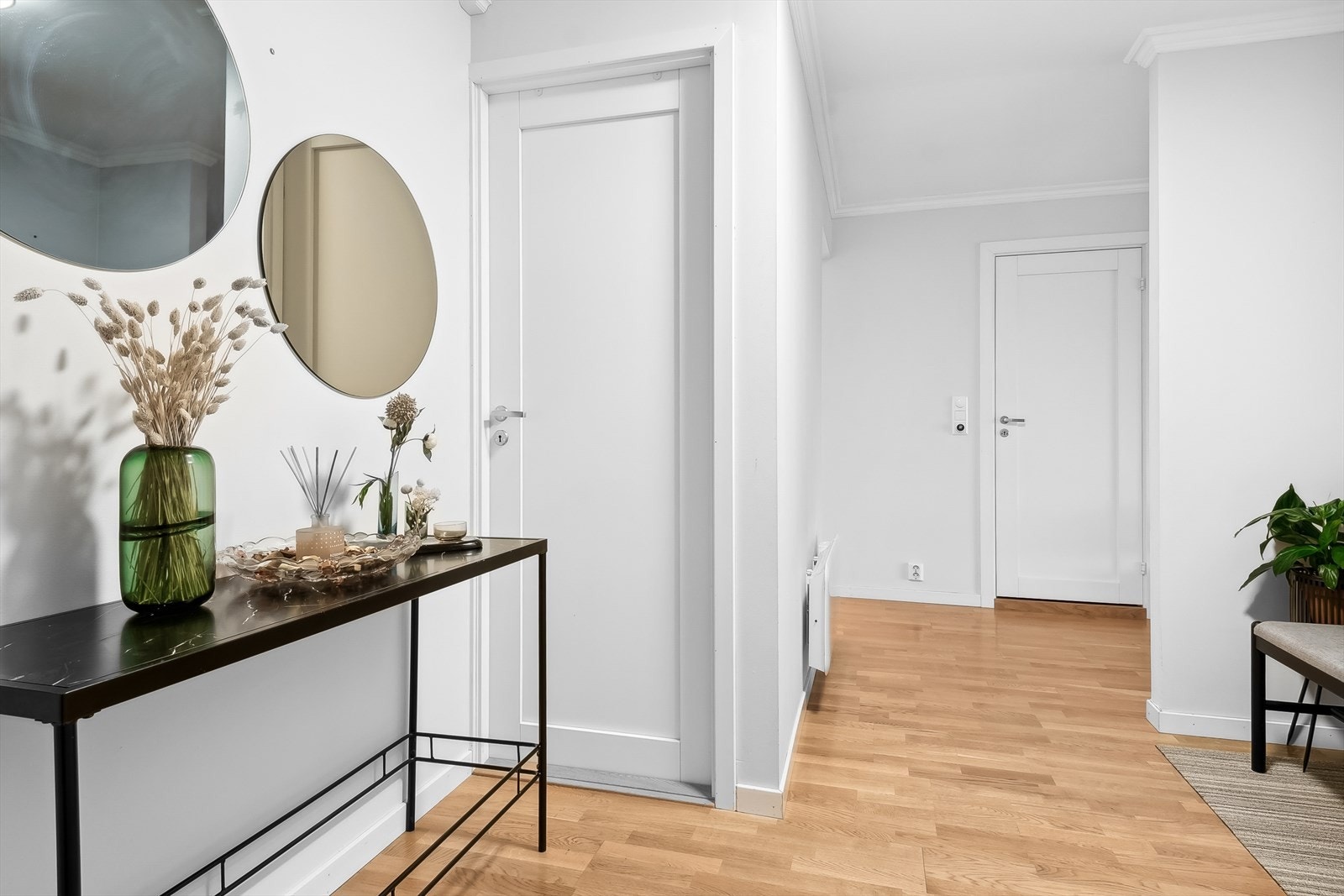 Velkommen inn! Romslig entré med garderobe/bod. Galleribilde