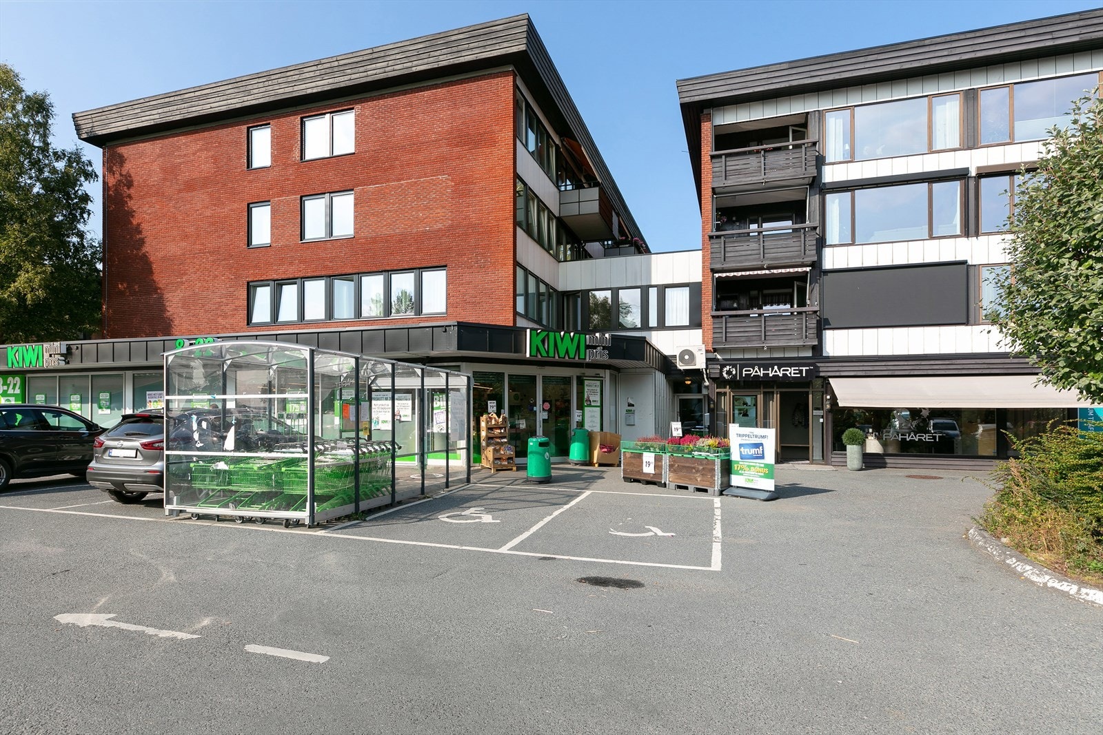 Forretningsbygget i underetasjen kan by på Kiwi, frisør, apotek, gullsmed og tannlege - kjekt å ha kun noen trappetrinn ned! Galleribilde