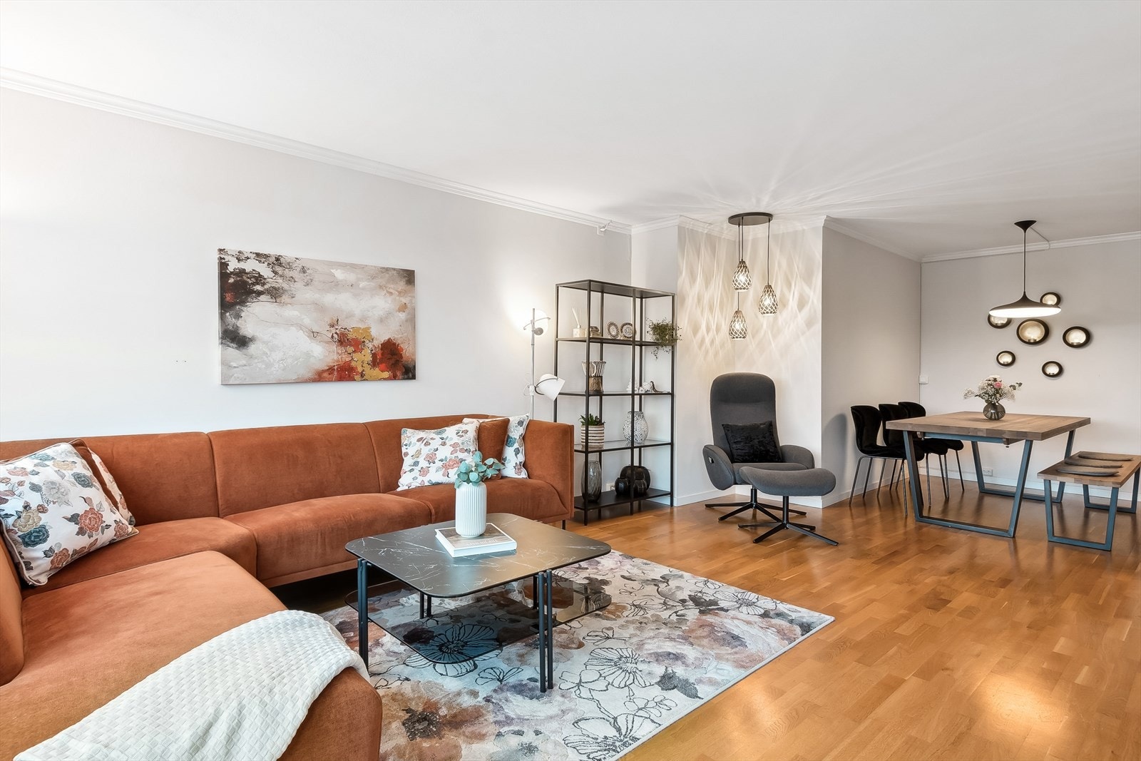 Det er parkett på gulvene og veggene er malt i lyse, duse farger. Galleribilde
