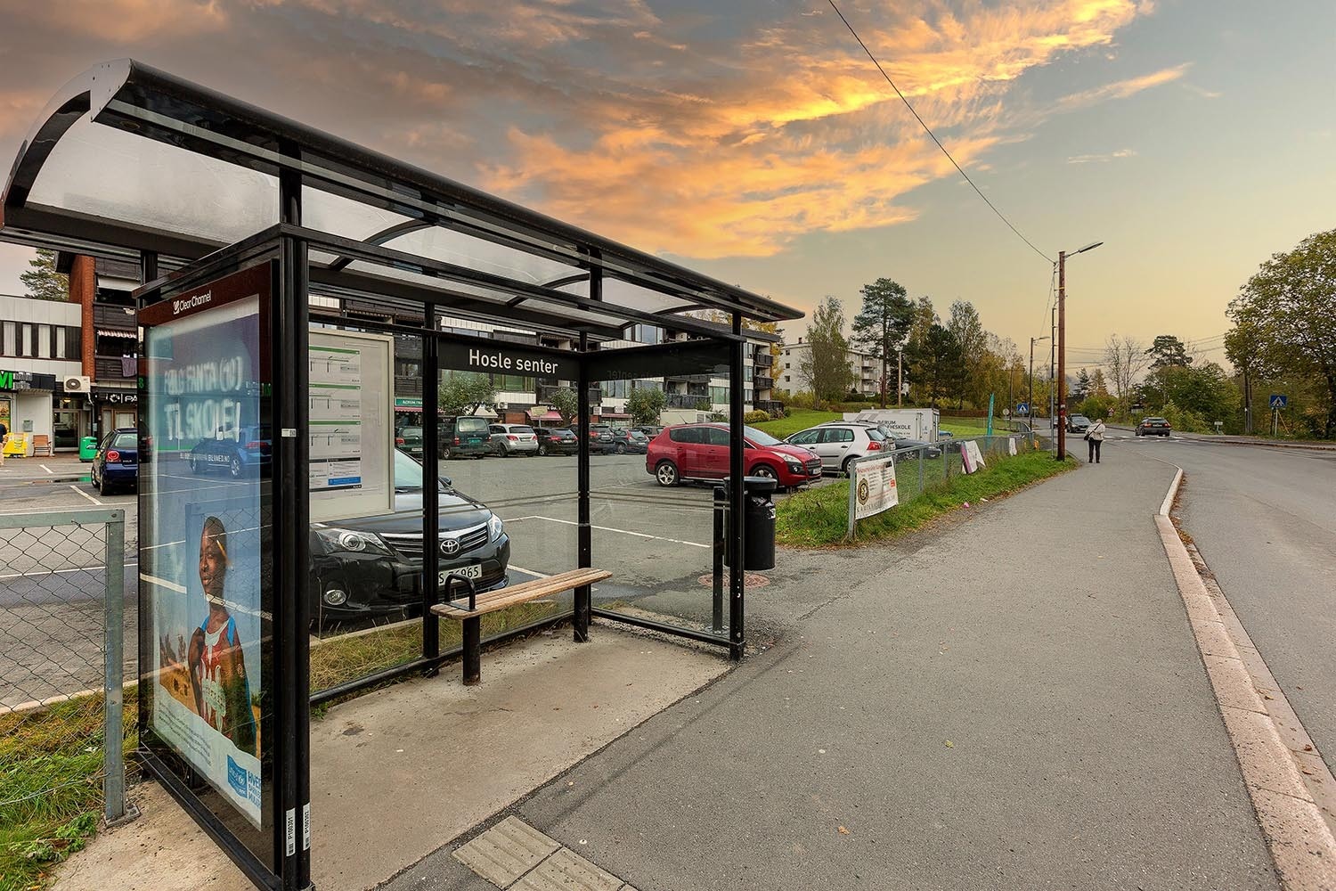 Supert med buss rett ved siden av blokken! Parkeringsplass for sameiet er delen mot høyre når du kjører inn. Galleribilde