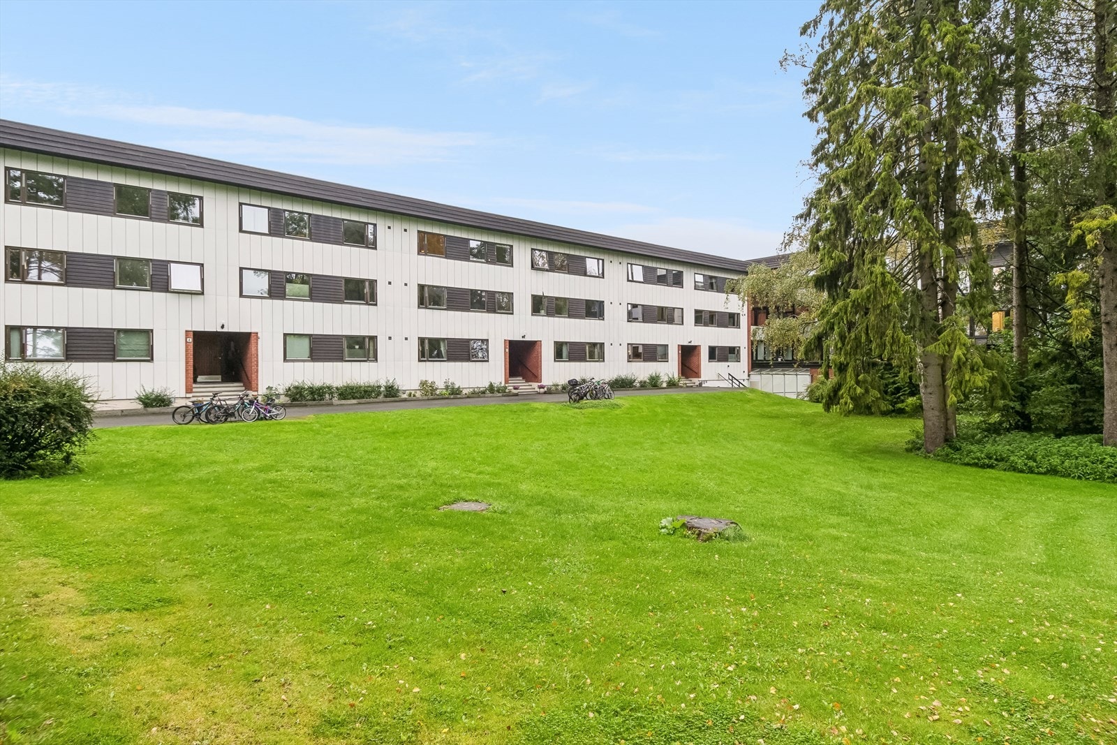 Inngangspartiet på oversiden av blokken. Galleribilde