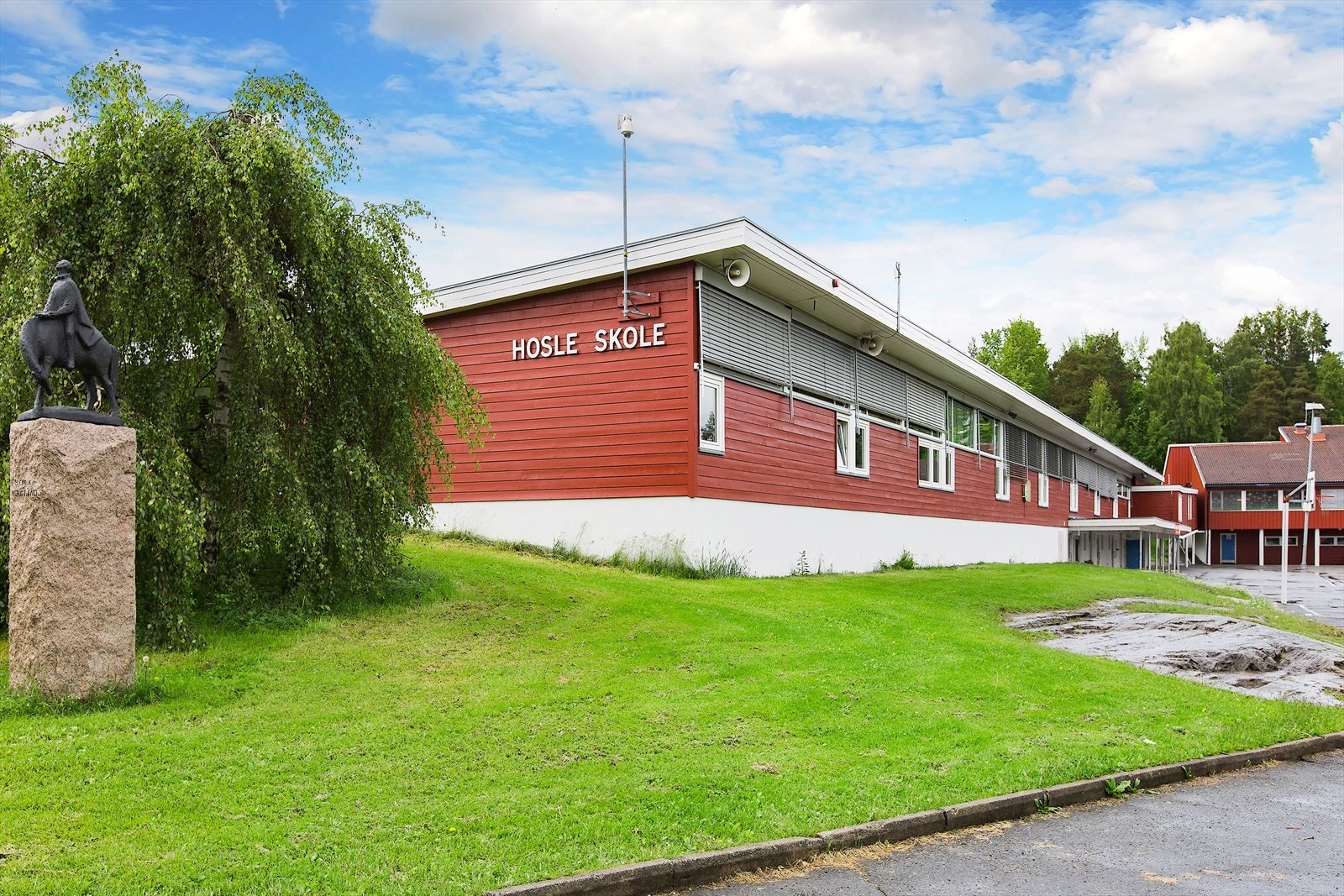 Hosle barneskole ligger rett rundt svingen. Galleribilde