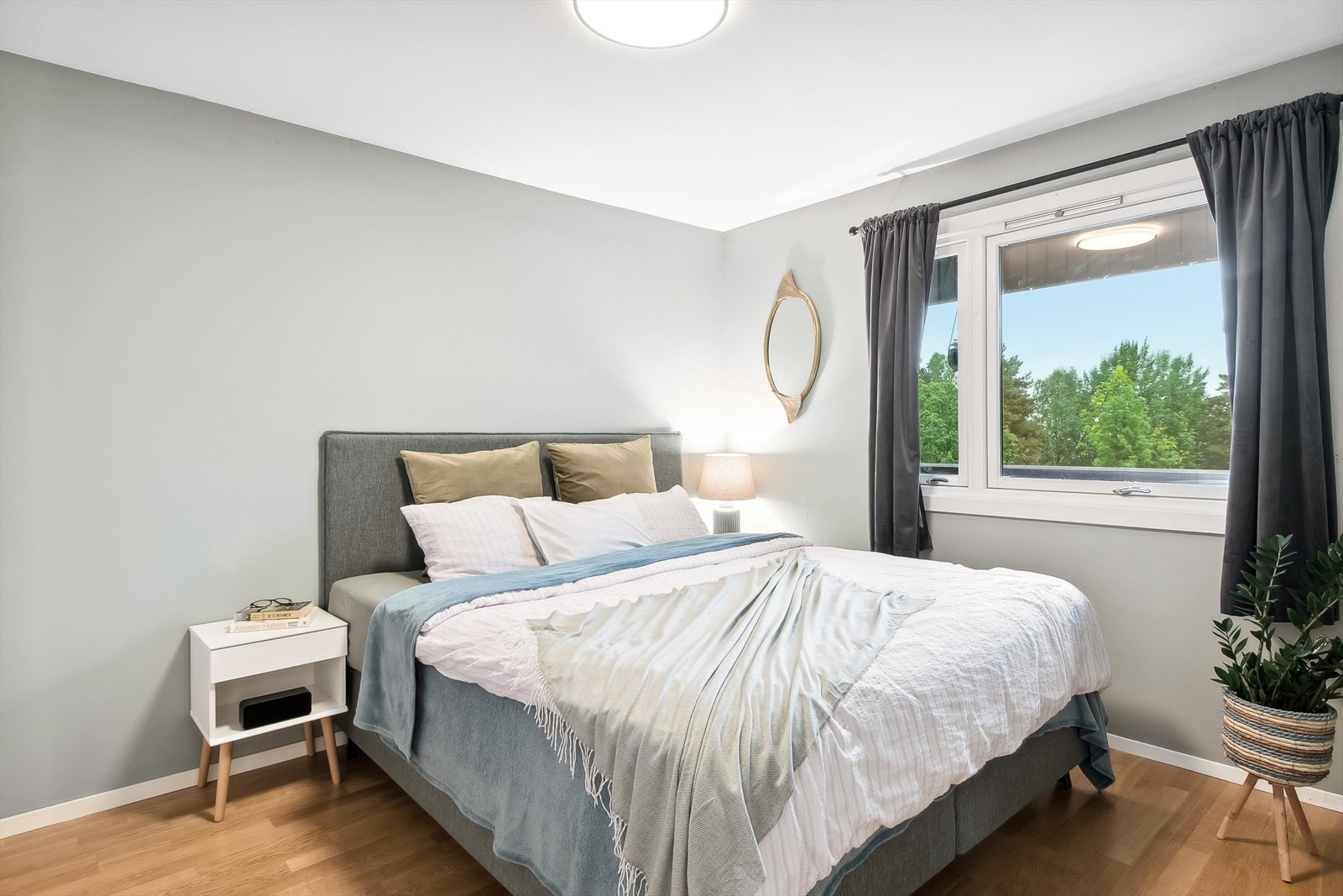 Hovedsoverommet har nymalt himling. Galleribilde