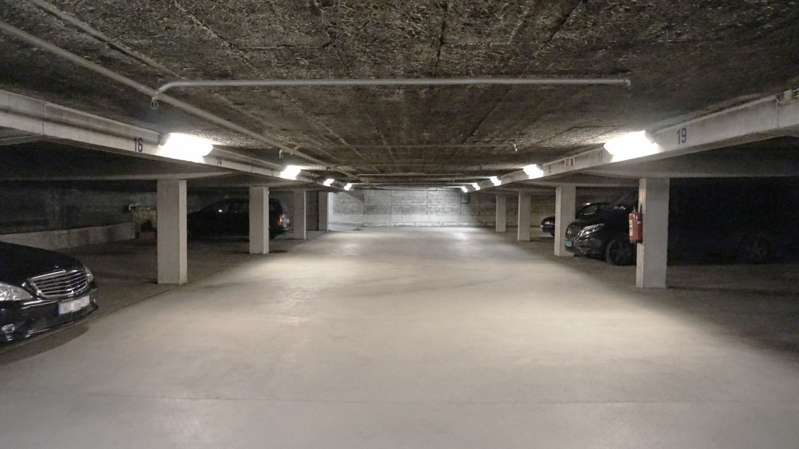 En ledig plass i garasjen Galleribilde