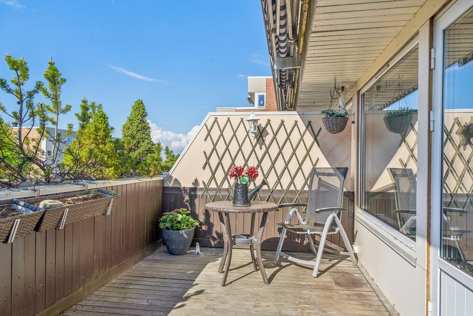 Fra stuen har man direkte utgang til en vestvendt terrasse på ca. 12,7 kvm. Galleribilde