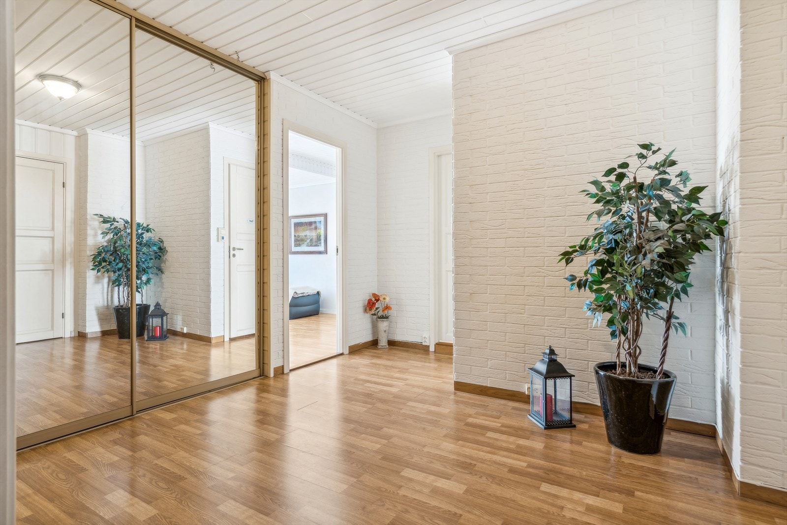 Boligens første etasje består av en innbydende entre/gang med skyvedørsgarderobe, trappeoppgang, tre soverom, bad, wc og bod. Galleribilde