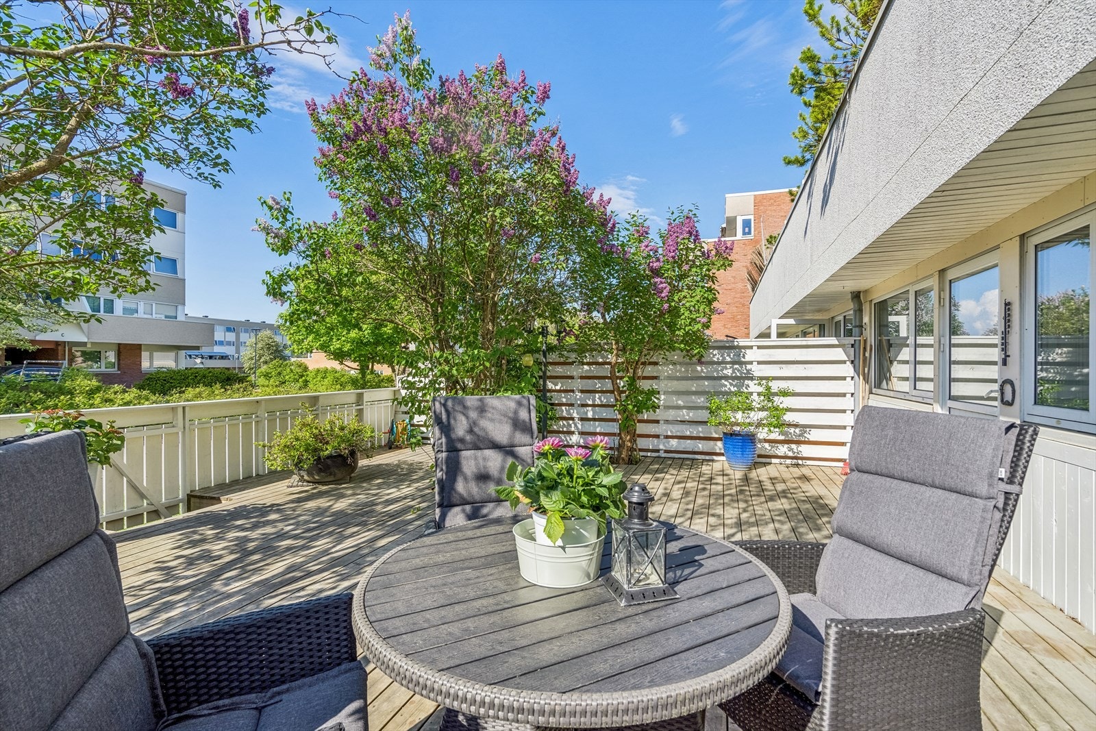 Solrik og skjermet terrasse på hele 53 kvm. God plass til ønsket utemøblement. Galleribilde