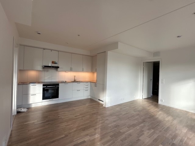 Stue og kjøkken ligger i åpen løsning. Selgers bilde. Galleribilde