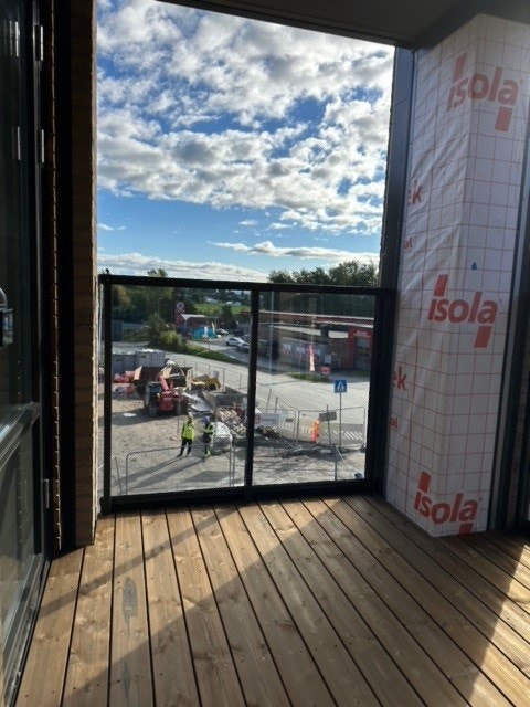 Fra stuen er det utgang til en sydvendt balkong på ca. 6,5 kvm. Selgers bilde. Galleribilde