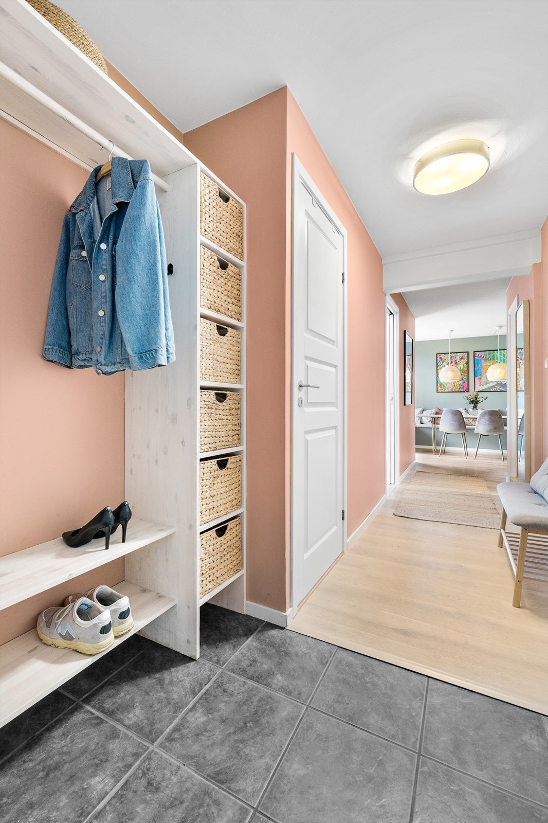 Velkommen inn! I entréen er det satt inn ny spesialtilpasset entrémøbel tidligere i år. Galleribilde