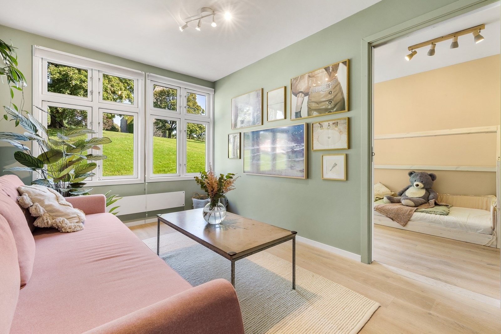 Det er god plass til sofakrok, TV-møbler og spisestuebord i den åpne stue- og kjøkkenløsningen. Galleribilde