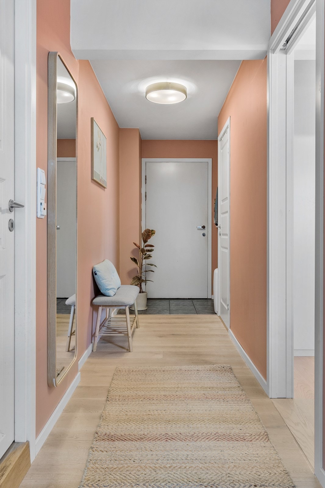 Oppbevaringsmøbel i entré og tilgang til innvendig bod gir et godt grunnlag for å holde gangen ryddig. Galleribilde