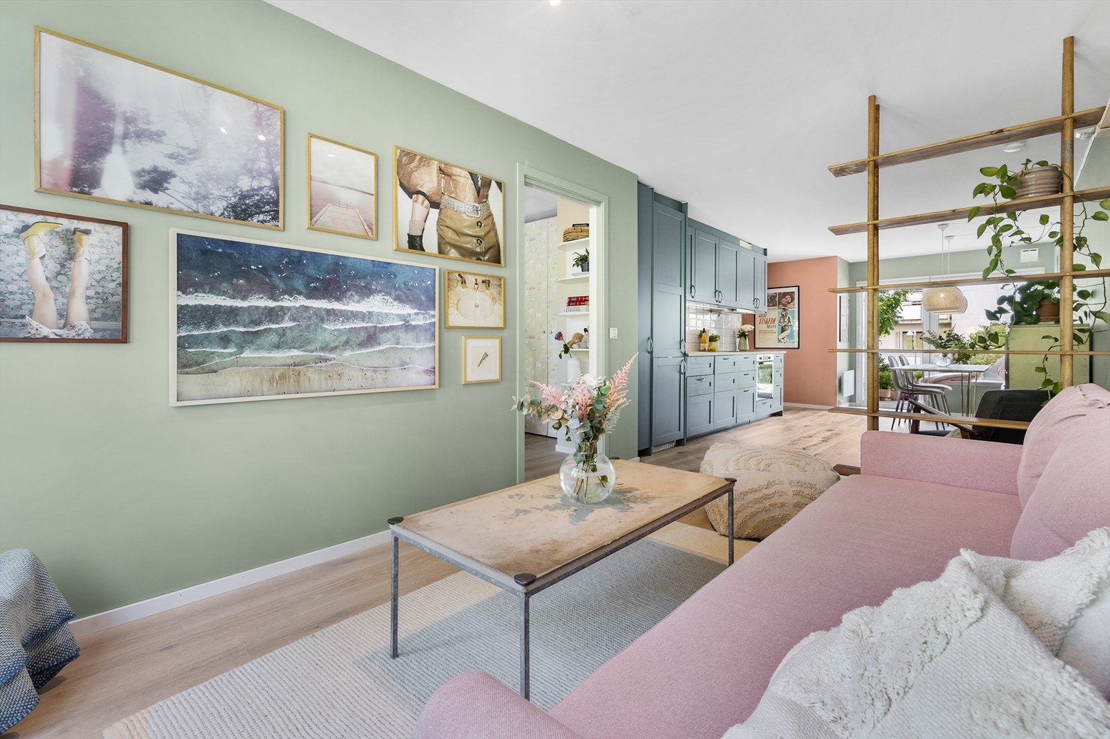 Åpen stue- og kjøkkenløsning som er utformet slik at du ikke føler du sitter på kjøkkenet når du slapper av i sofaen. Galleribilde