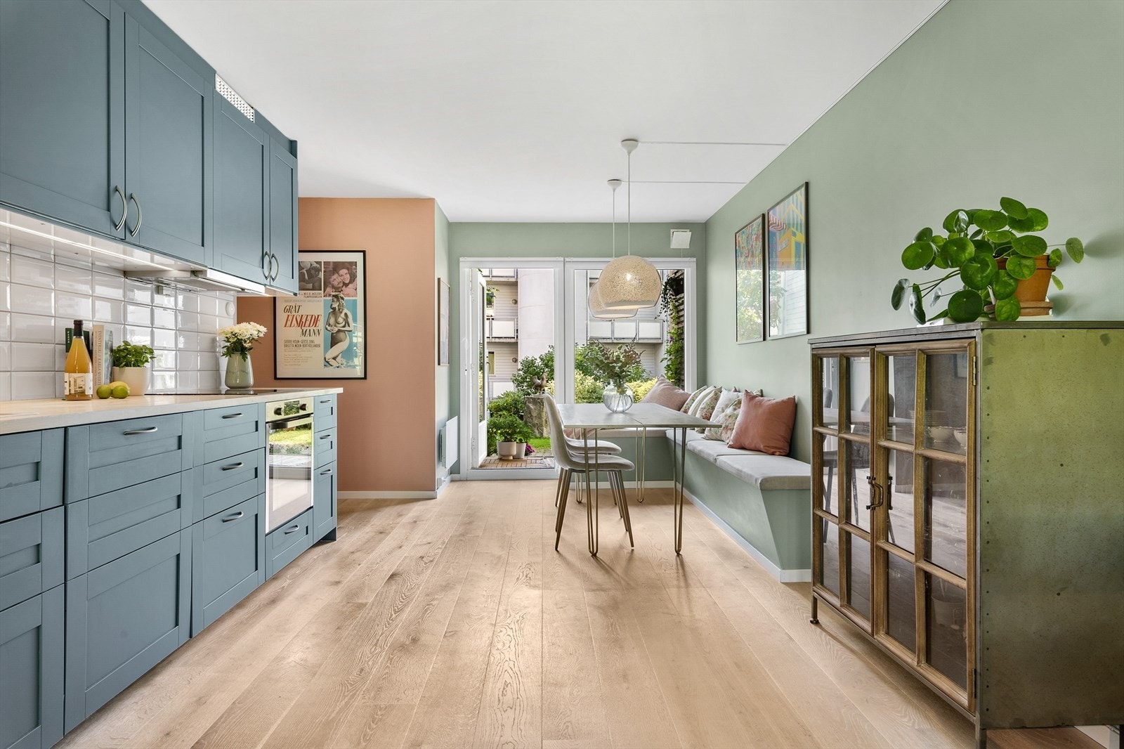 Hele leiligheten er malt i moderne, tidsriktige farger som setter et lekent preg på boligen. Galleribilde