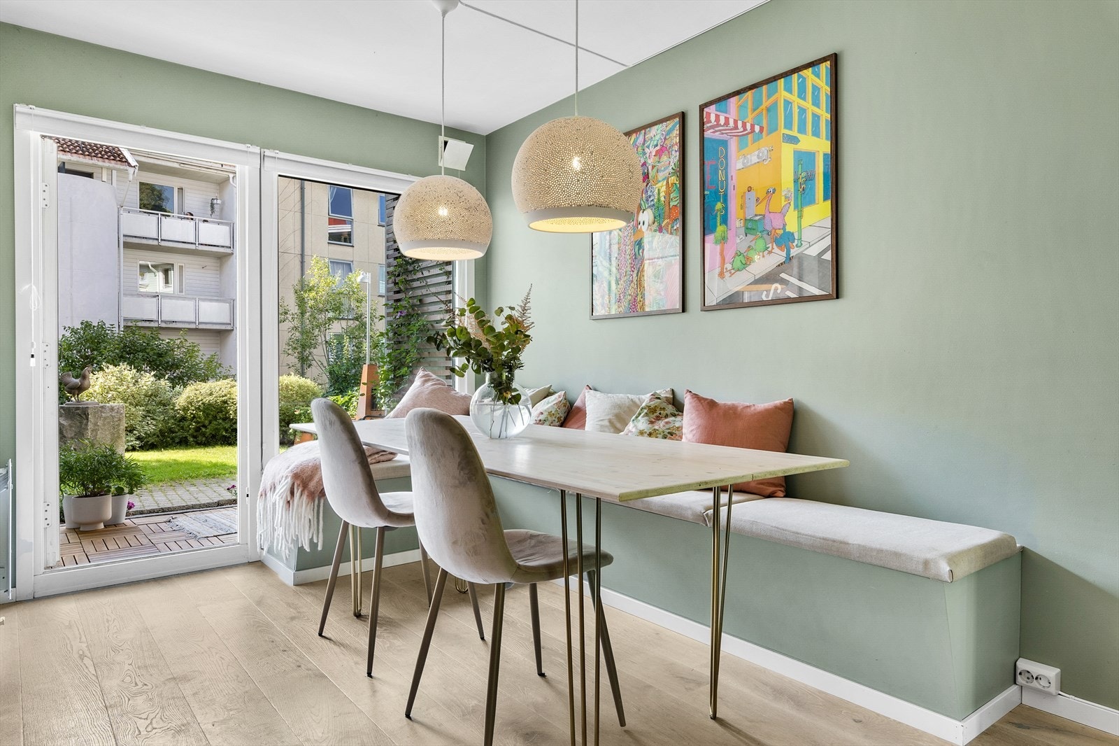 Den plassbygde benken gir sitteplass til mange rundt bordet. Galleribilde