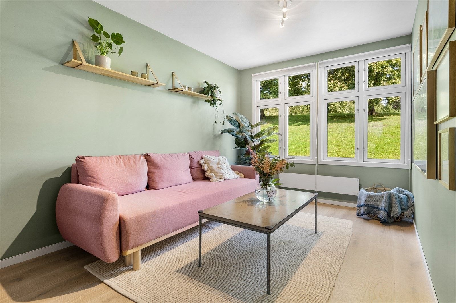 Dette er en gjennomgående og lys 3-roms leilighet i sjarmerende trehusbebyggelse med idyllisk beliggenhet rett ved siden av Vålerenga park. Galleribilde