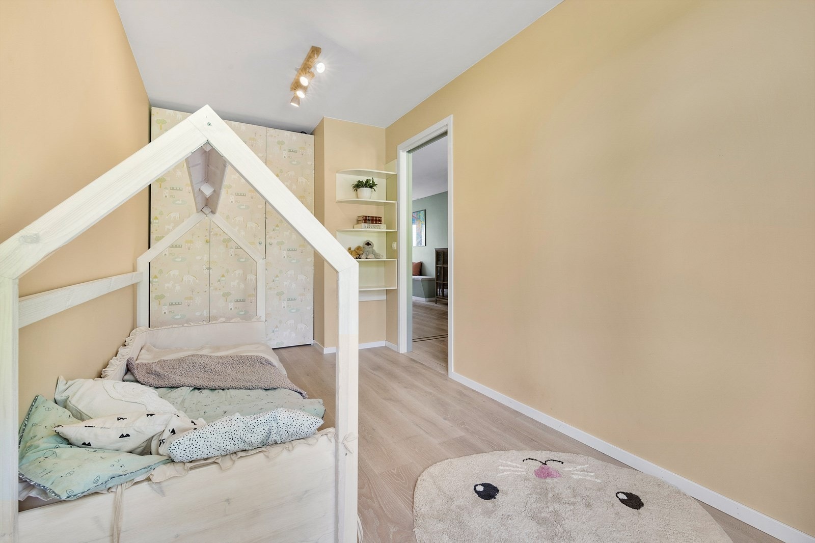 Praktisk soverom med garderobeskap. Galleribilde