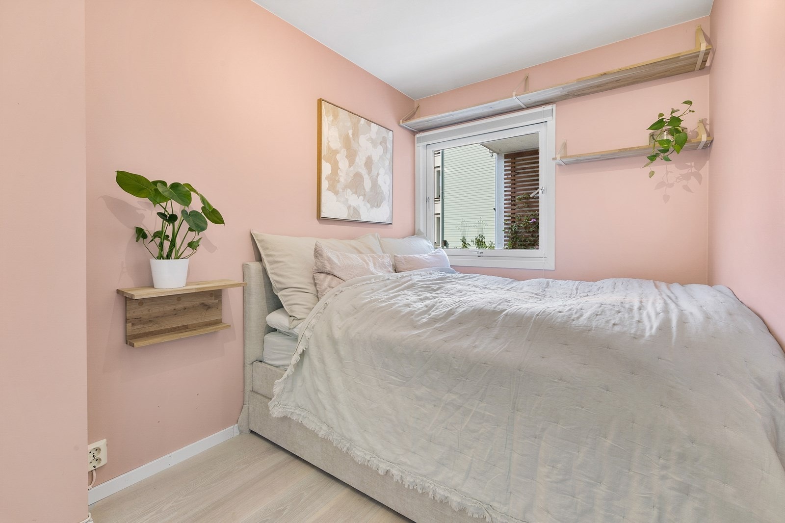 Behagelig hovedsoverom med plass til dobbeltseng. Galleribilde